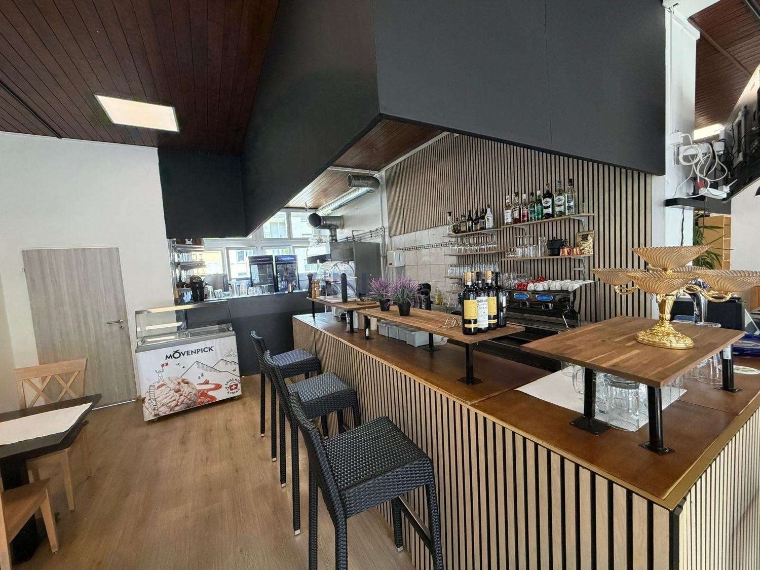Ristorante arredato nel Kleinbasel

DATI CHIAVE
- Kleinbasel, alta frequenza, vicino alla fiera, alla stazione Badischer Bahnhof e al Reno
- 230 m² al piano terra, sale per gli ospiti arredate, cucina professionale
- Locali accessori presenti, inventario acquistabile separatamente, nessun tempo di r
