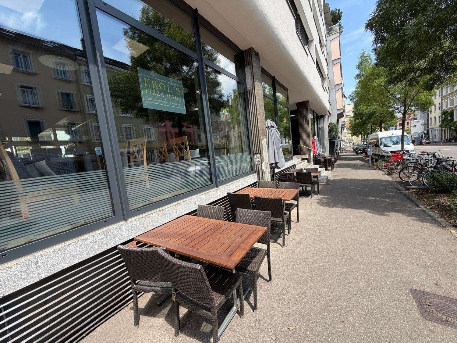 Ristorante arredato nel Kleinbasel

DATI CHIAVE
- Kleinbasel, alta frequenza, vicino alla fiera, alla stazione Badischer Bahnhof e al Reno
- 230 m² al piano terra, sale per gli ospiti arredate, cucina professionale
- Locali accessori presenti, inventario acquistabile separatamente, nessun tempo di r