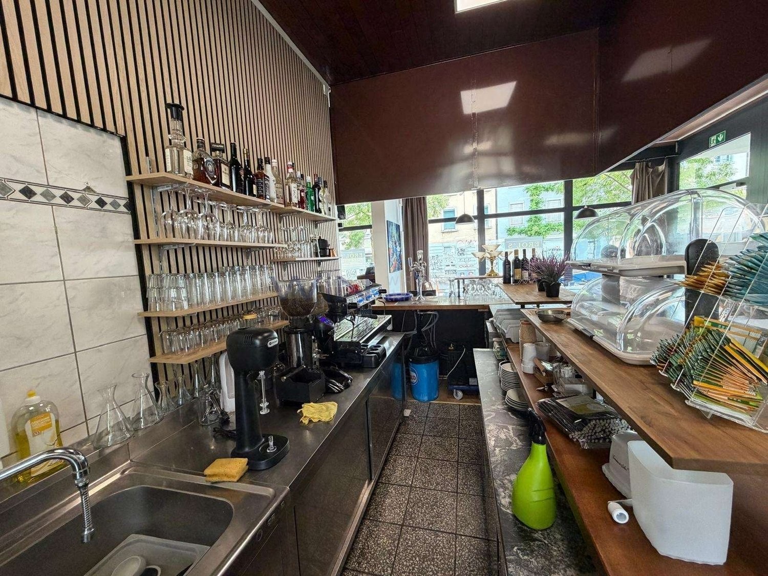 Ristorante arredato nel Kleinbasel

DATI CHIAVE
- Kleinbasel, alta frequenza, vicino alla fiera, alla stazione Badischer Bahnhof e al Reno
- 230 m² al piano terra, sale per gli ospiti arredate, cucina professionale
- Locali accessori presenti, inventario acquistabile separatamente, nessun tempo di r
