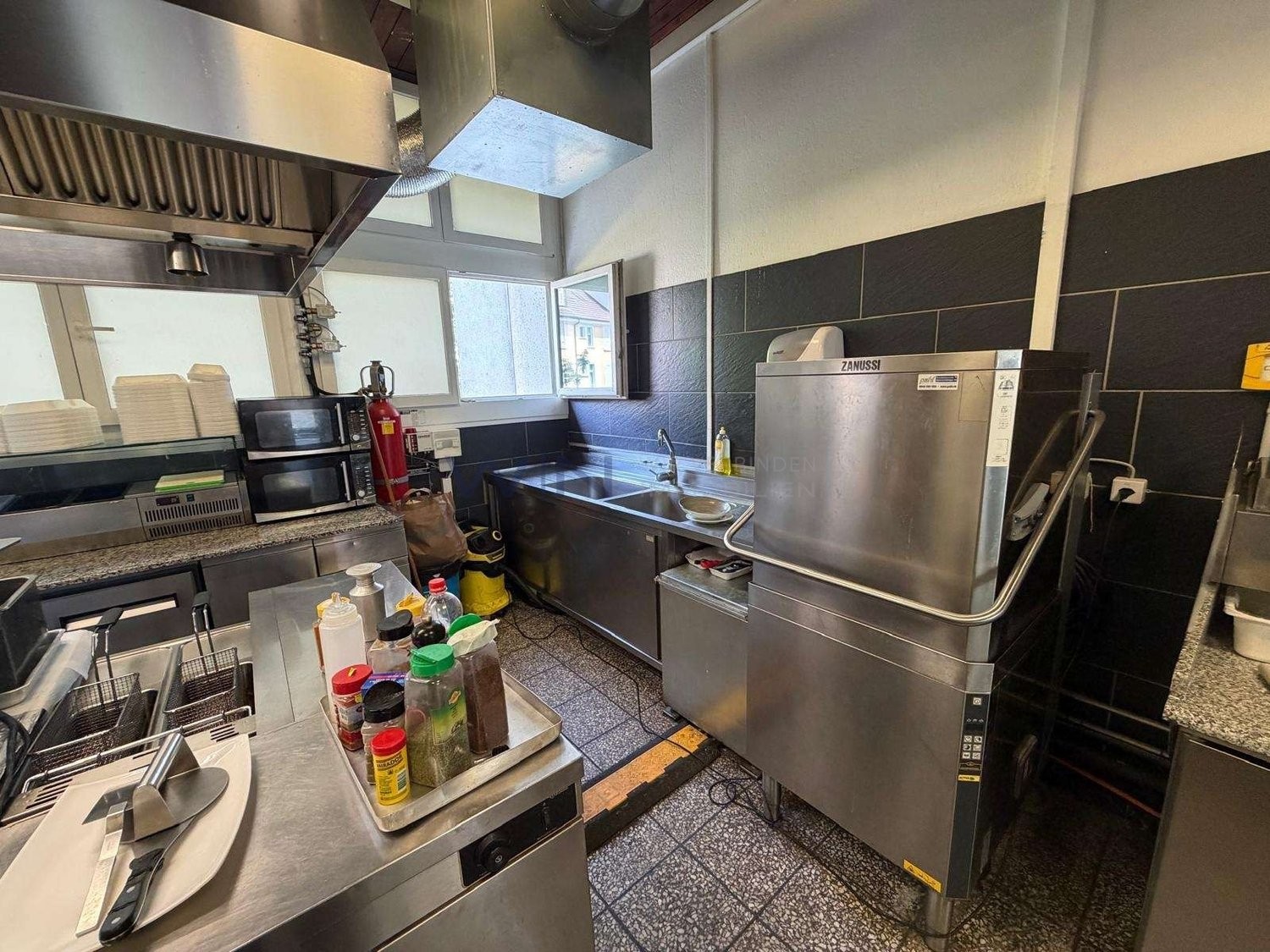 Ristorante arredato nel Kleinbasel

DATI CHIAVE
- Kleinbasel, alta frequenza, vicino alla fiera, alla stazione Badischer Bahnhof e al Reno
- 230 m² al piano terra, sale per gli ospiti arredate, cucina professionale
- Locali accessori presenti, inventario acquistabile separatamente, nessun tempo di r
