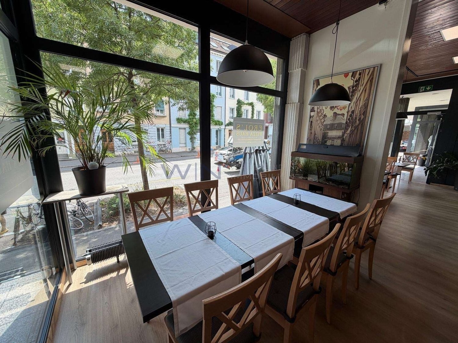 Ristorante arredato nel Kleinbasel

DATI CHIAVE
- Kleinbasel, alta frequenza, vicino alla fiera, alla stazione Badischer Bahnhof e al Reno
- 230 m² al piano terra, sale per gli ospiti arredate, cucina professionale
- Locali accessori presenti, inventario acquistabile separatamente, nessun tempo di r