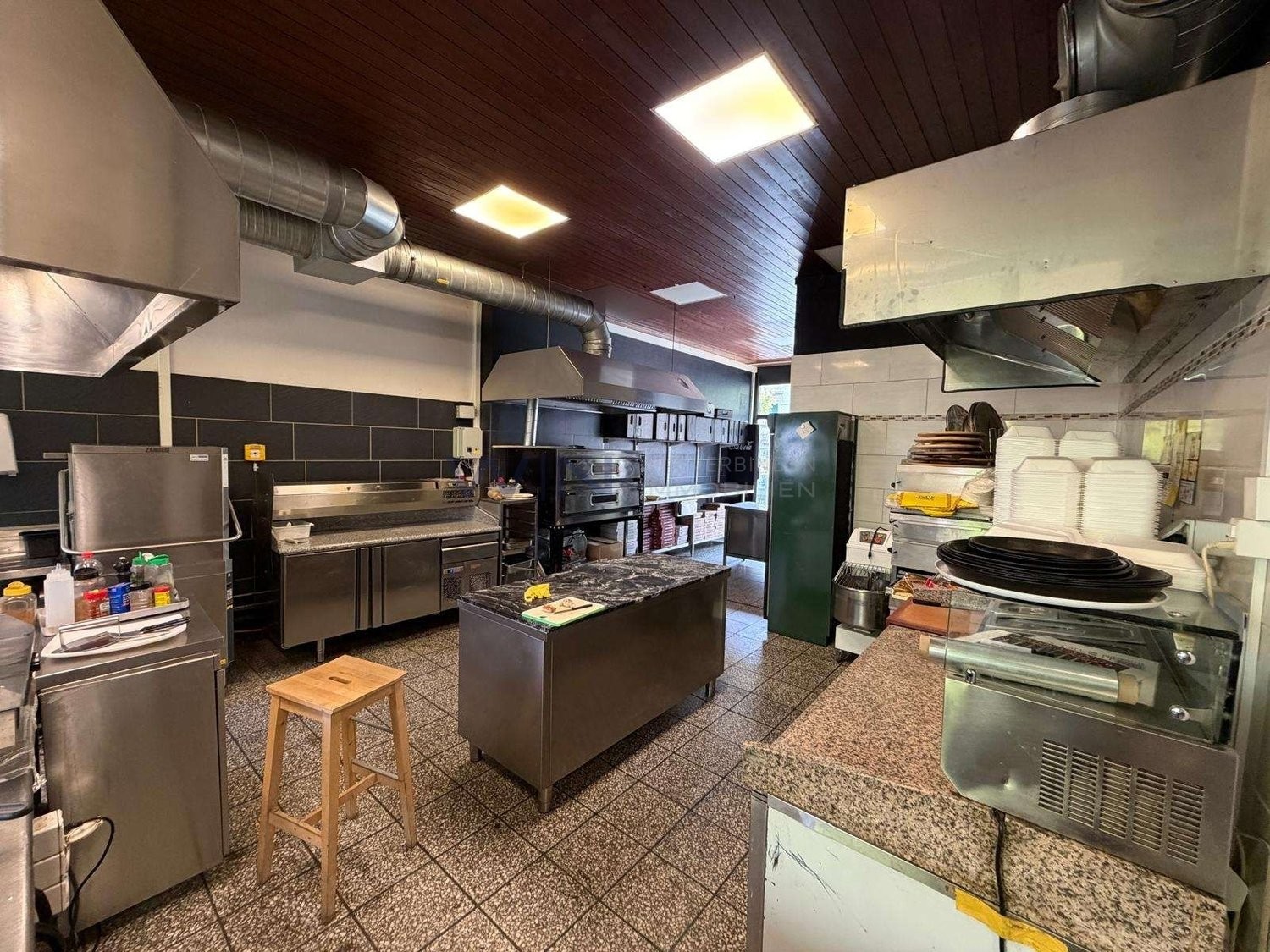 Ristorante arredato nel Kleinbasel

DATI CHIAVE
- Kleinbasel, alta frequenza, vicino alla fiera, alla stazione Badischer Bahnhof e al Reno
- 230 m² al piano terra, sale per gli ospiti arredate, cucina professionale
- Locali accessori presenti, inventario acquistabile separatamente, nessun tempo di r
