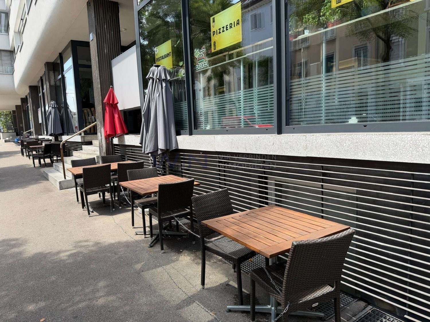Ristorante arredato nel Kleinbasel

DATI CHIAVE
- Kleinbasel, alta frequenza, vicino alla fiera, alla stazione Badischer Bahnhof e al Reno
- 230 m² al piano terra, sale per gli ospiti arredate, cucina professionale
- Locali accessori presenti, inventario acquistabile separatamente, nessun tempo di r