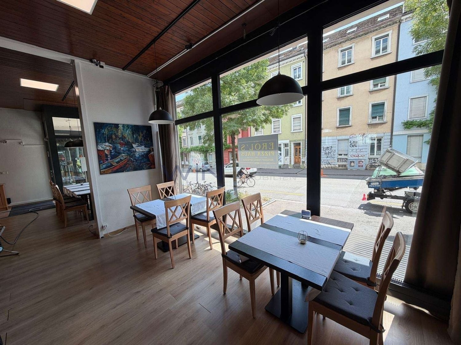 Ristorante arredato nel Kleinbasel

DATI CHIAVE
- Kleinbasel, alta frequenza, vicino alla fiera, alla stazione Badischer Bahnhof e al Reno
- 230 m² al piano terra, sale per gli ospiti arredate, cucina professionale
- Locali accessori presenti, inventario acquistabile separatamente, nessun tempo di r
