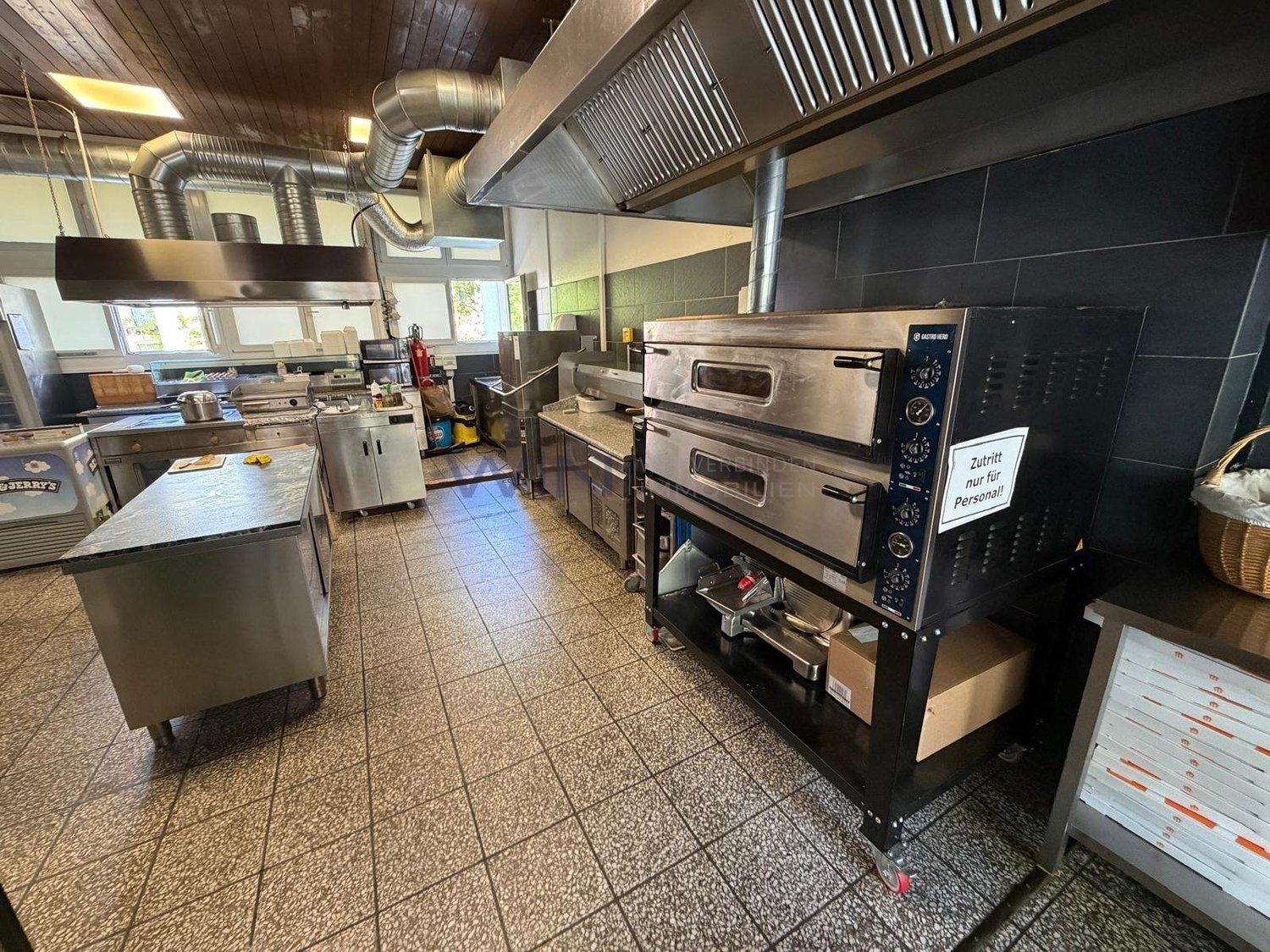 Ristorante arredato nel Kleinbasel

DATI CHIAVE
- Kleinbasel, alta frequenza, vicino alla fiera, alla stazione Badischer Bahnhof e al Reno
- 230 m² al piano terra, sale per gli ospiti arredate, cucina professionale
- Locali accessori presenti, inventario acquistabile separatamente, nessun tempo di r