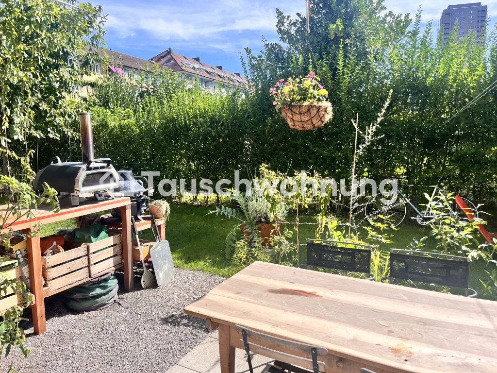 bijoux architettonico di 120mq con giardino di 90mq. L'appartamento dispone di un bellissimo parquet, soffitti alti ed è super luminoso, tranquillo e comunque centrale. Cucina moderna e servizi igienici. Riscaldamento a pavimento. Proprio locale lavanderia nell'appartamento. WC per gli ospiti con do, foto 2 di 10