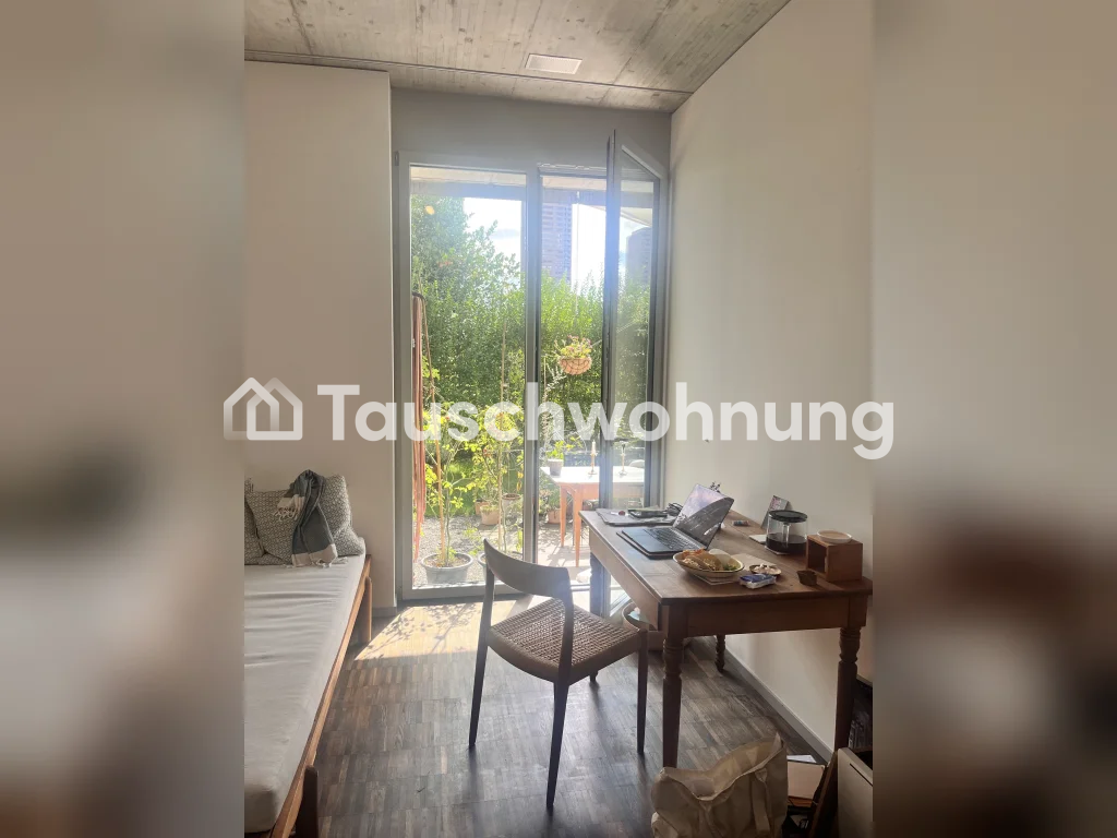 bijoux architettonico di 120mq con giardino di 90mq. L'appartamento dispone di un bellissimo parquet, soffitti alti ed è super luminoso, tranquillo e comunque centrale. Cucina moderna e servizi igienici. Riscaldamento a pavimento. Proprio locale lavanderia nell'appartamento. WC per gli ospiti con do, foto 7 di 10