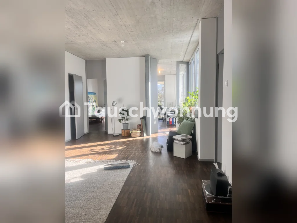 bijoux architettonico di 120mq con giardino di 90mq. L'appartamento dispone di un bellissimo parquet, soffitti alti ed è super luminoso, tranquillo e comunque centrale. Cucina moderna e servizi igienici. Riscaldamento a pavimento. Proprio locale lavanderia nell'appartamento. WC per gli ospiti con do, foto 9 di 10