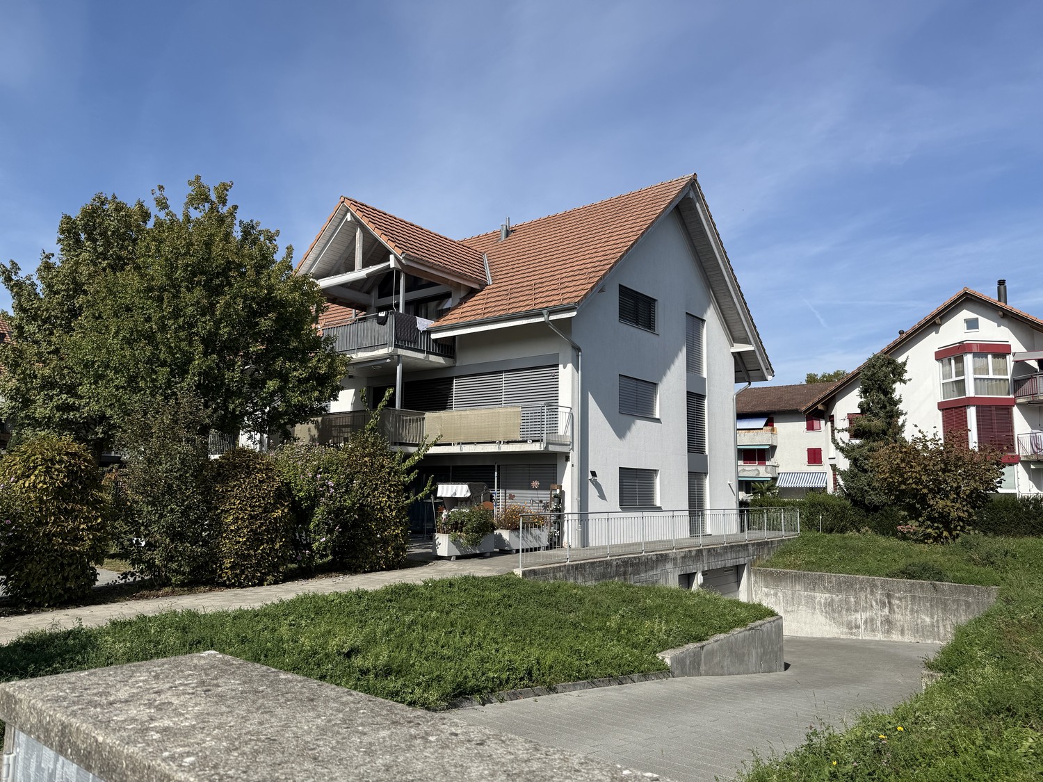 Appartamento di 4 ½ locali

Questo appartamento convince con una zona giorno-pranzo spaziosa e inondata di luce e un'atmosfera abitativa piacevole e moderna. Le grandi vetrate garantiscono molta luce naturale e, allo stesso tempo, offrono un bellissimo collegamento con l'esterno.

L'area soggiorno, , foto 1 di 6