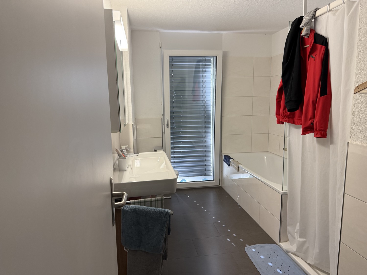 Appartamento di 4 ½ locali

Questo appartamento convince con una zona giorno-pranzo spaziosa e inondata di luce e un'atmosfera abitativa piacevole e moderna. Le grandi vetrate garantiscono molta luce naturale e, allo stesso tempo, offrono un bellissimo collegamento con l'esterno.

L'area soggiorno, , foto 5 di 6