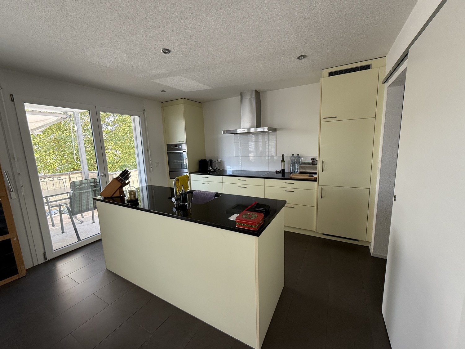 Appartamento di 4 ½ locali

Questo appartamento convince con una zona giorno-pranzo spaziosa e inondata di luce e un'atmosfera abitativa piacevole e moderna. Le grandi vetrate garantiscono molta luce naturale e, allo stesso tempo, offrono un bellissimo collegamento con l'esterno.

L'area soggiorno, , foto 2 di 6