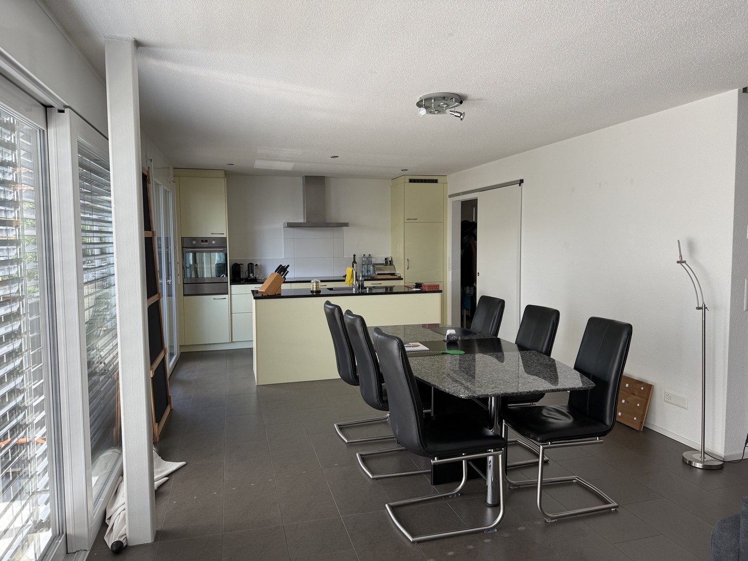 Appartamento di 4 ½ locali

Questo appartamento convince con una zona giorno-pranzo spaziosa e inondata di luce e un'atmosfera abitativa piacevole e moderna. Le grandi vetrate garantiscono molta luce naturale e, allo stesso tempo, offrono un bellissimo collegamento con l'esterno.

L'area soggiorno, , foto 3 di 6