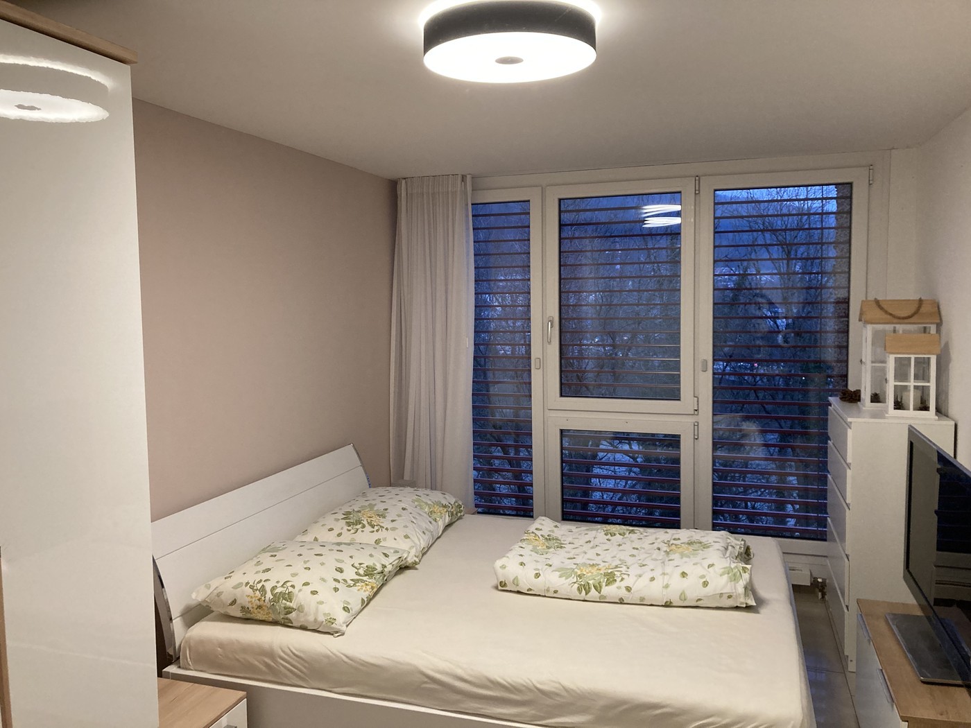 Room in a shared flat

WG - Room in a luxurious, modern 4.5-room apartment in a prime location in Brugg. (4 minutes/200 m on foot from Brugg station, center and old town. Direct view of the Aare river in front of the apartment and the old town from the room, beautiful sunrises often, and in the even