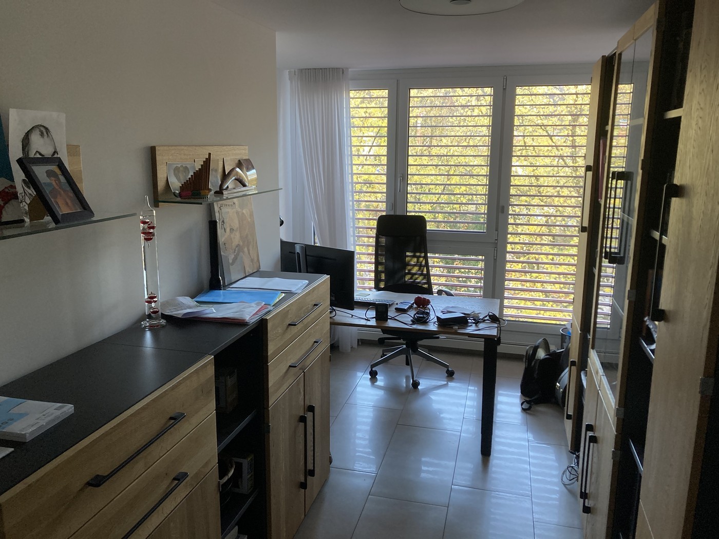 Room in a shared flat

WG - Room in a luxurious, modern 4.5-room apartment in a prime location in Brugg. (4 minutes/200 m on foot from Brugg station, center and old town. Direct view of the Aare river in front of the apartment and the old town from the room, beautiful sunrises often, and in the even