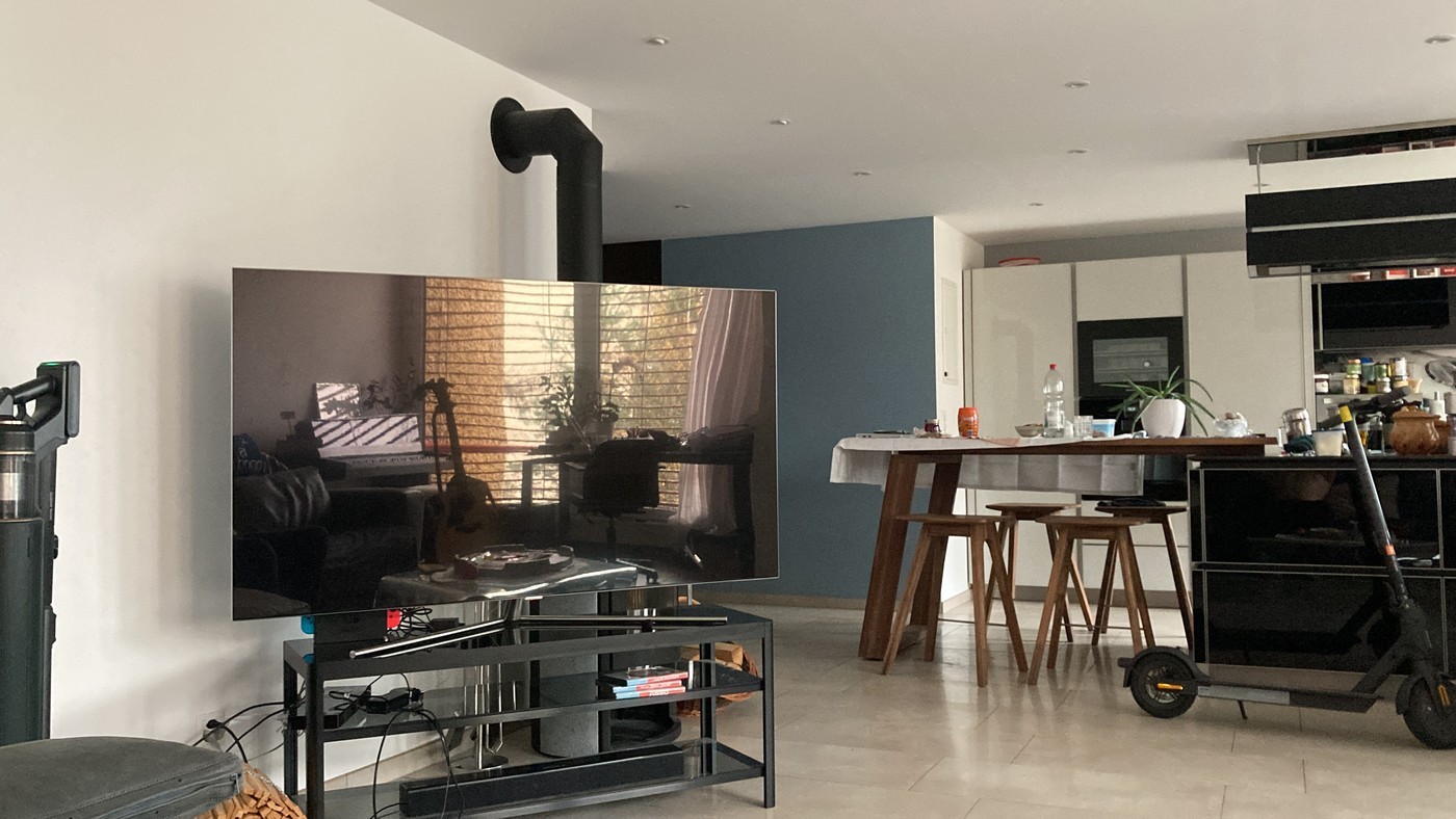 Room in a shared flat

WG - Room in a luxurious, modern 4.5-room apartment in a prime location in Brugg. (4 minutes/200 m on foot from Brugg station, center and old town. Direct view of the Aare river in front of the apartment and the old town from the room, beautiful sunrises often, and in the even
