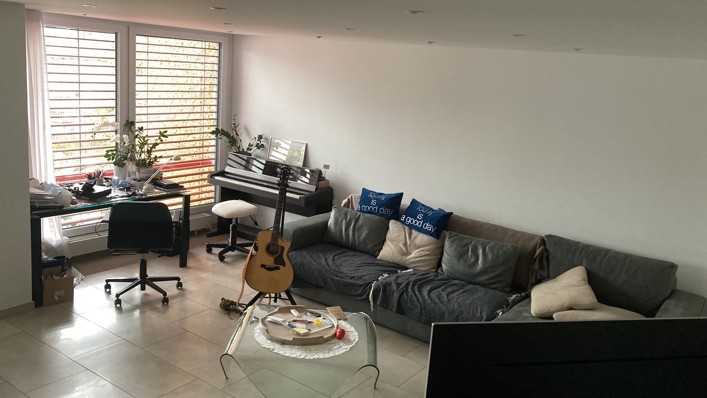 Room in a shared flat

WG - Room in a luxurious, modern 4.5-room apartment in a prime location in Brugg. (4 minutes/200 m on foot from Brugg station, center and old town. Direct view of the Aare river in front of the apartment and the old town from the room, beautiful sunrises often, and in the even