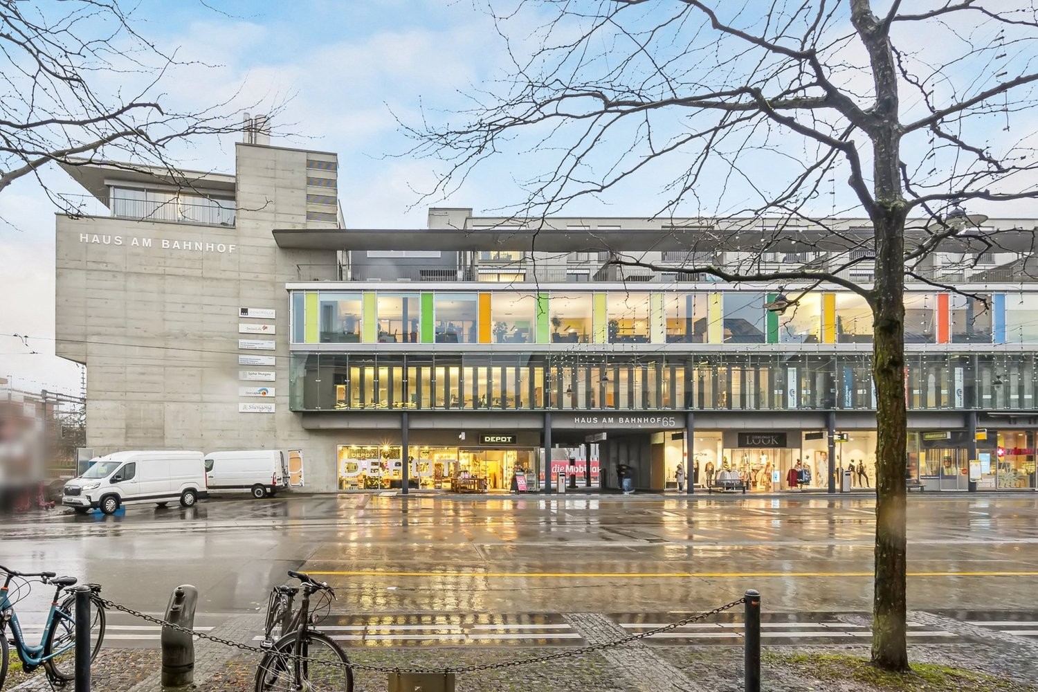 306m² shop, foto 1 di 2