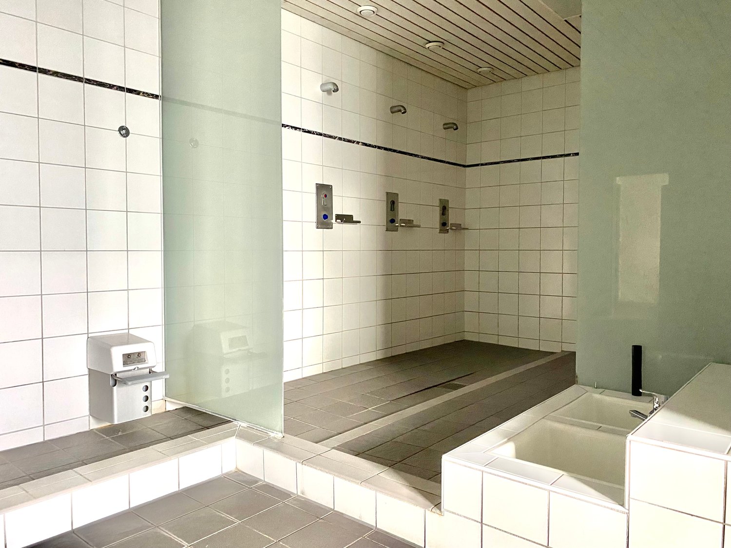 1900m² commerciale