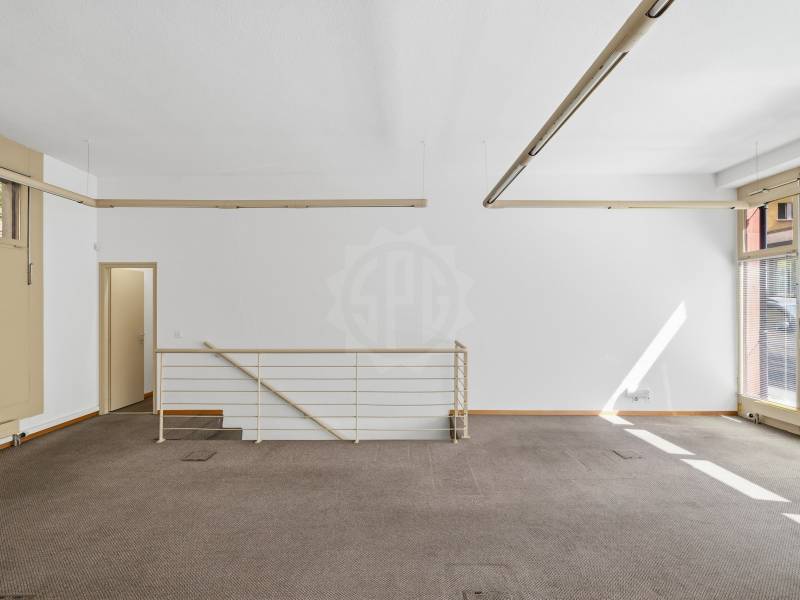 94m² arcade
