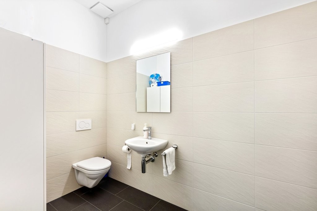 144m² commerciale