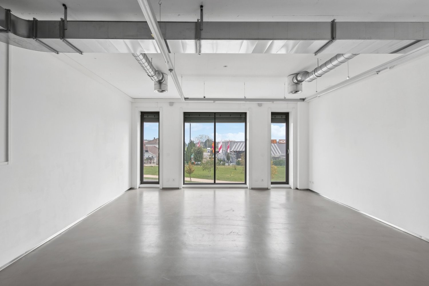81m² office