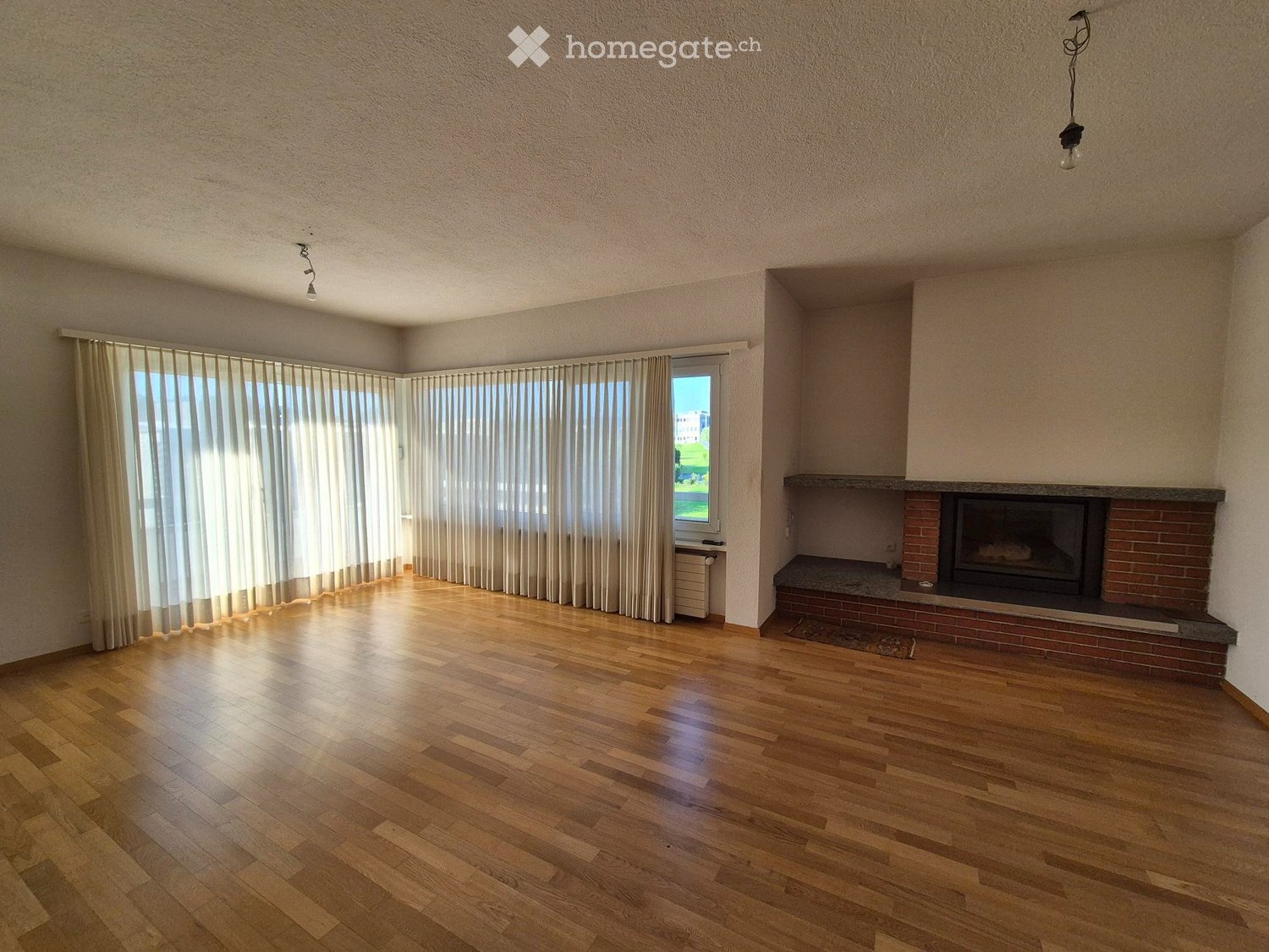 Appartement de 4 ½ pièces

Il est proposé en location un grand appartement de 130 m², idéal pour une famille ou pour ceux qui souhaitent vivre dans des espaces spacieux et confortables.

L'appartement se compose de :

3 chambres à coucher spacieuses
Grand salon accueillant
Cuisine ouverte

2 salles 