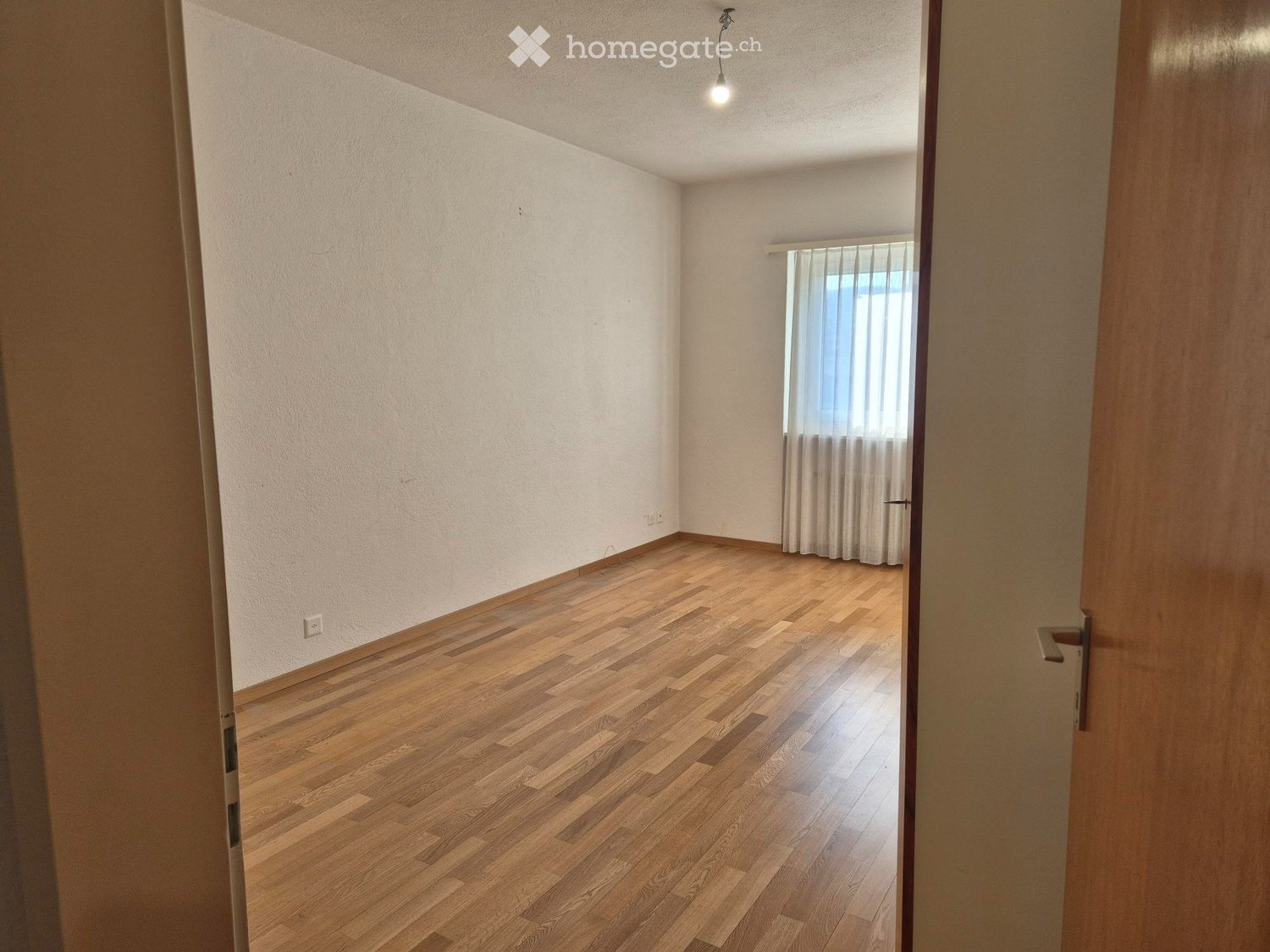 Appartement de 4 ½ pièces

Il est proposé en location un grand appartement de 130 m², idéal pour une famille ou pour ceux qui souhaitent vivre dans des espaces spacieux et confortables.

L'appartement se compose de :

3 chambres à coucher spacieuses
Grand salon accueillant
Cuisine ouverte

2 salles 