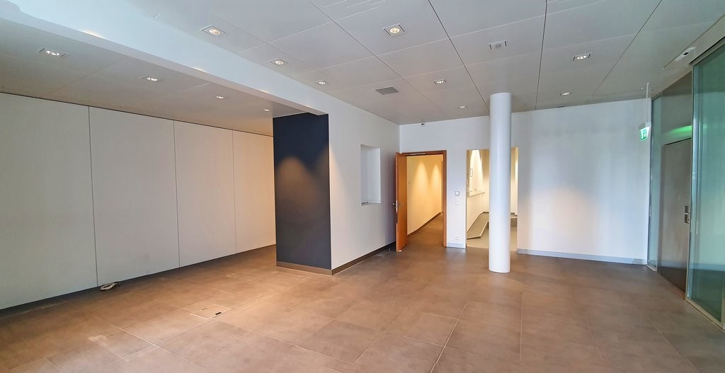 188m² shop