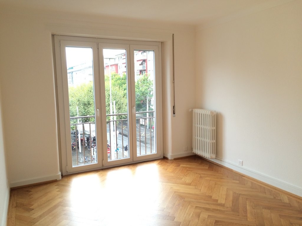 Appartamento di 2 locali","description":"La Rue du Grand Pré 76 è una strada situata non lontano dalle organizzazioni internazionali, vicina a scuole, negozi e trasporti.

L'appartamento che vi proponiamo si trova al 3° piano di un edificio ben mantenuto con ingresso sicuro e ascensore.

Si compone , foto 5 di 6