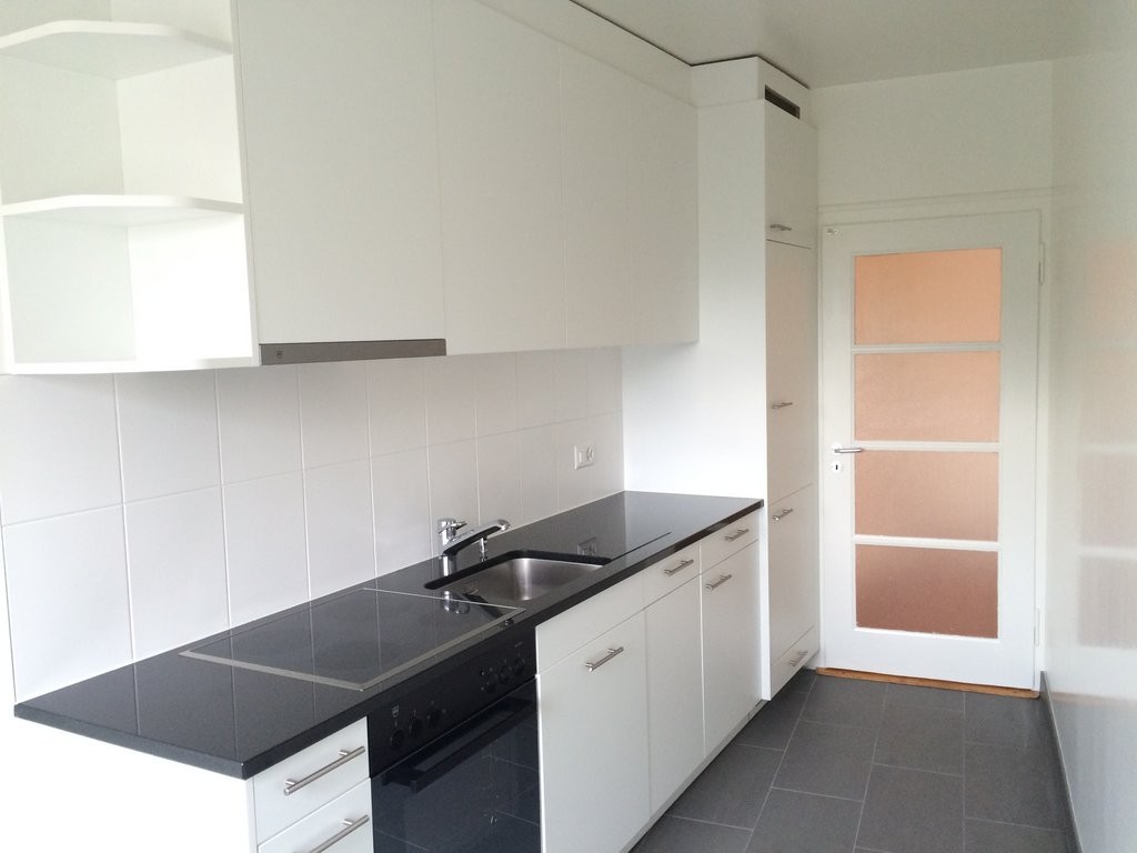 Appartamento di 2 locali","description":"La Rue du Grand Pré 76 è una strada situata non lontano dalle organizzazioni internazionali, vicina a scuole, negozi e trasporti.

L'appartamento che vi proponiamo si trova al 3° piano di un edificio ben mantenuto con ingresso sicuro e ascensore.

Si compone , foto 3 di 6