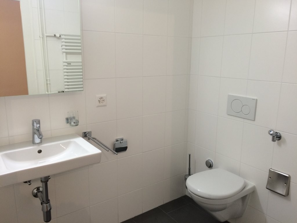 Appartamento di 2 locali","description":"La Rue du Grand Pré 76 è una strada situata non lontano dalle organizzazioni internazionali, vicina a scuole, negozi e trasporti.

L'appartamento che vi proponiamo si trova al 3° piano di un edificio ben mantenuto con ingresso sicuro e ascensore.

Si compone , foto 4 di 6