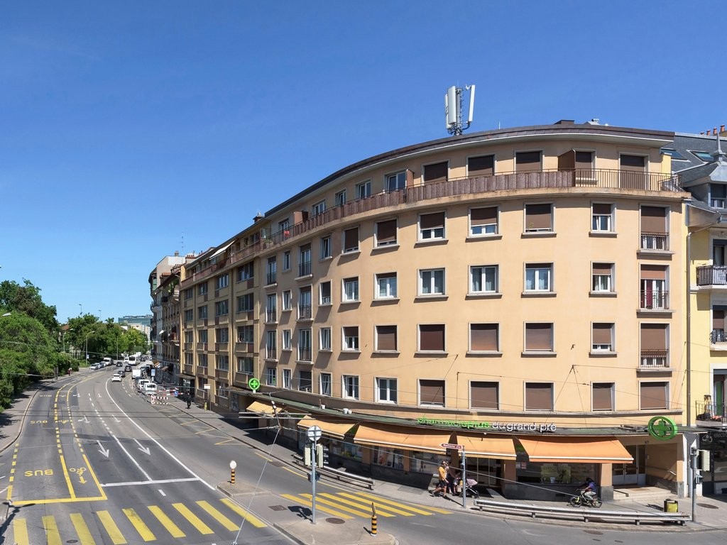 Appartamento di 2 locali","description":"La Rue du Grand Pré 76 è una strada situata non lontano dalle organizzazioni internazionali, vicina a scuole, negozi e trasporti.

L'appartamento che vi proponiamo si trova al 3° piano di un edificio ben mantenuto con ingresso sicuro e ascensore.

Si compone , foto 1 di 6