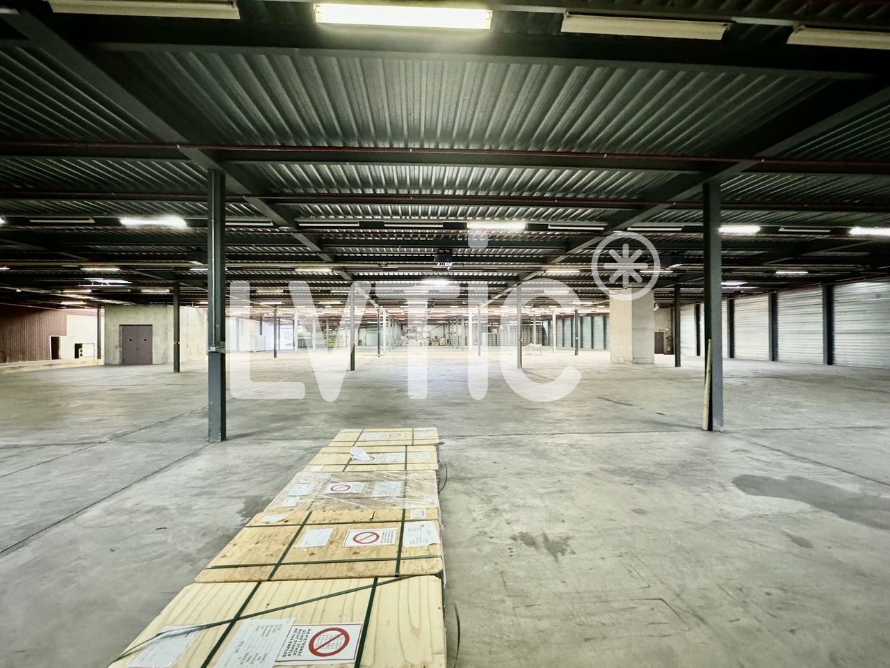 2200m² storage room
