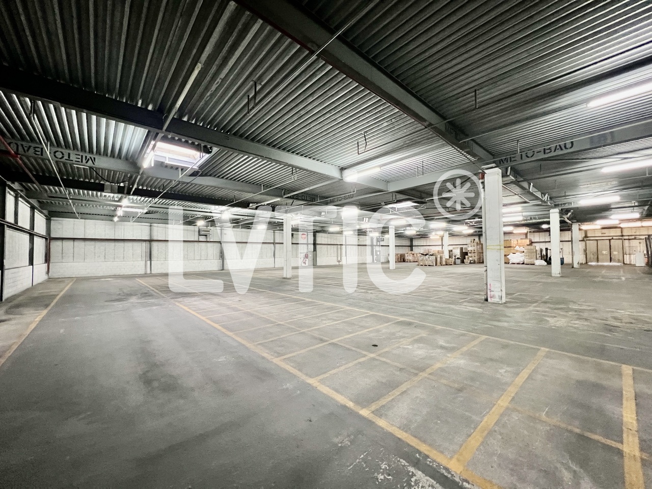 2200m² storage room