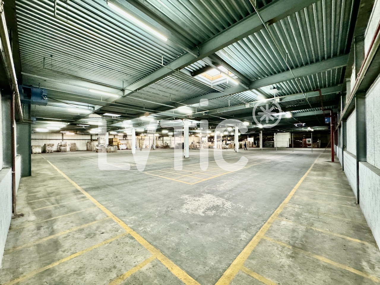 2200m² storage room