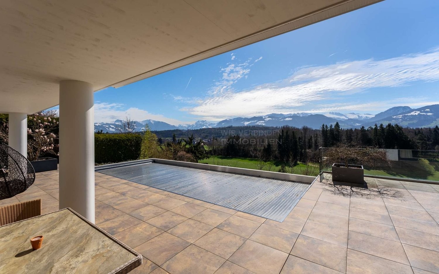 Rifugio familiare ai margini del bosco con piscina infinity

- Vicolo tranquillo ai margini del bosco, sud, vista inamovibile sulle Alpi
- Parquet in vero legno, 3 camini, ampio soggiorno con accesso alla terrazza
- Sauna, stanza wellness, smart home, impianto di allarme, caduta biancheria, pannelli