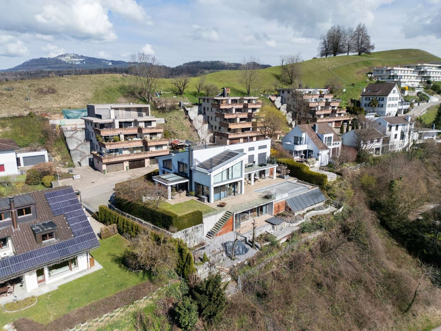Rifugio familiare ai margini del bosco con piscina infinity

- Vicolo tranquillo ai margini del bosco, sud, vista inamovibile sulle Alpi
- Parquet in vero legno, 3 camini, ampio soggiorno con accesso alla terrazza
- Sauna, stanza wellness, smart home, impianto di allarme, caduta biancheria, pannelli
