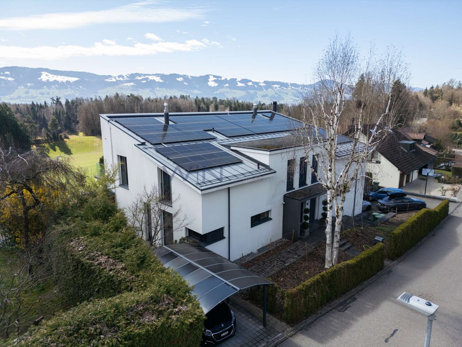 Rifugio familiare ai margini del bosco con piscina infinity

- Vicolo tranquillo ai margini del bosco, sud, vista inamovibile sulle Alpi
- Parquet in vero legno, 3 camini, ampio soggiorno con accesso alla terrazza
- Sauna, stanza wellness, smart home, impianto di allarme, caduta biancheria, pannelli