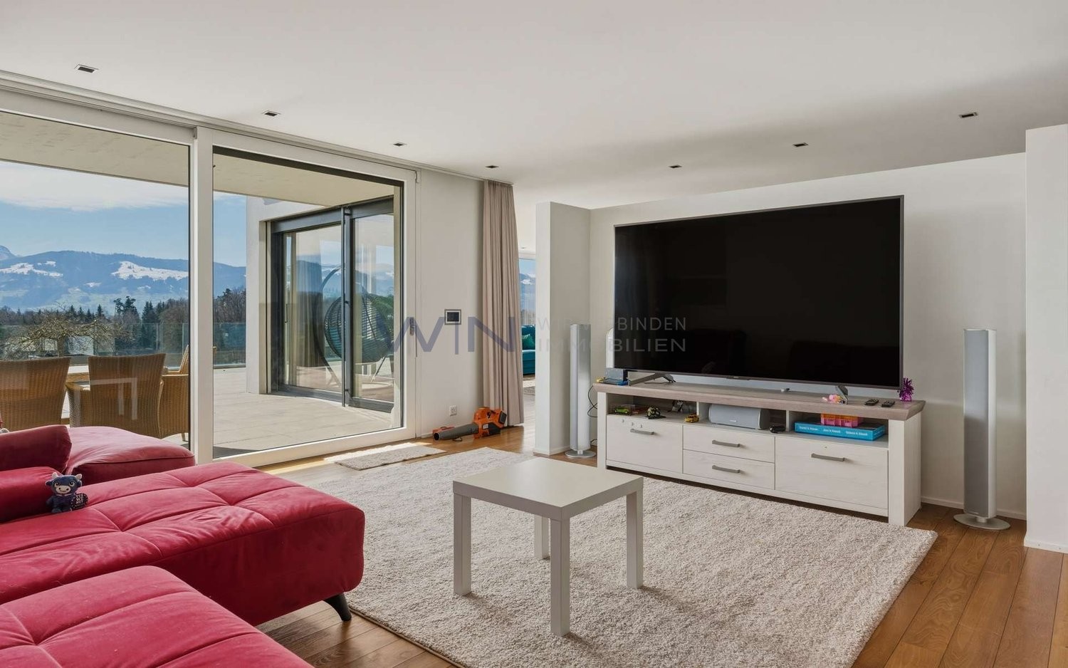 Rifugio familiare ai margini del bosco con piscina infinity

- Vicolo tranquillo ai margini del bosco, sud, vista inamovibile sulle Alpi
- Parquet in vero legno, 3 camini, ampio soggiorno con accesso alla terrazza
- Sauna, stanza wellness, smart home, impianto di allarme, caduta biancheria, pannelli