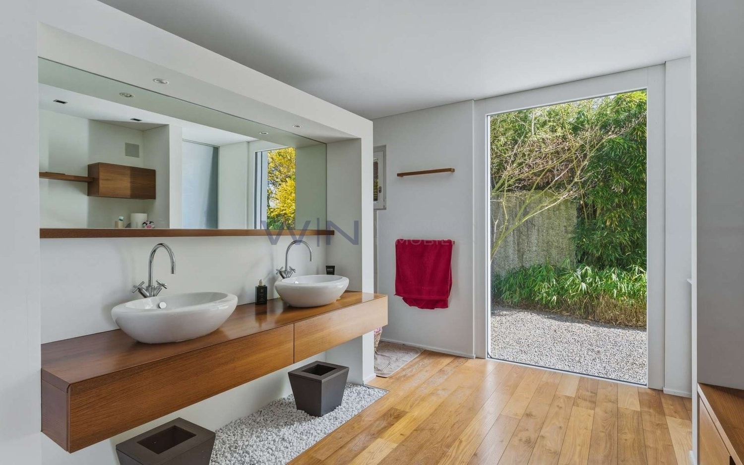 Rifugio familiare ai margini del bosco con piscina infinity

- Vicolo tranquillo ai margini del bosco, sud, vista inamovibile sulle Alpi
- Parquet in vero legno, 3 camini, ampio soggiorno con accesso alla terrazza
- Sauna, stanza wellness, smart home, impianto di allarme, caduta biancheria, pannelli