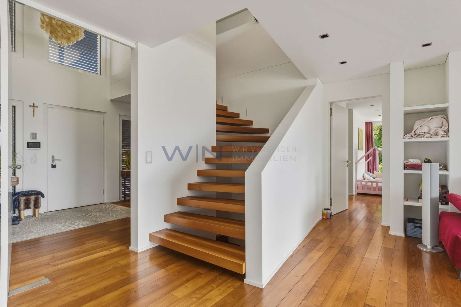 Rifugio familiare ai margini del bosco con piscina infinity

- Vicolo tranquillo ai margini del bosco, sud, vista inamovibile sulle Alpi
- Parquet in vero legno, 3 camini, ampio soggiorno con accesso alla terrazza
- Sauna, stanza wellness, smart home, impianto di allarme, caduta biancheria, pannelli