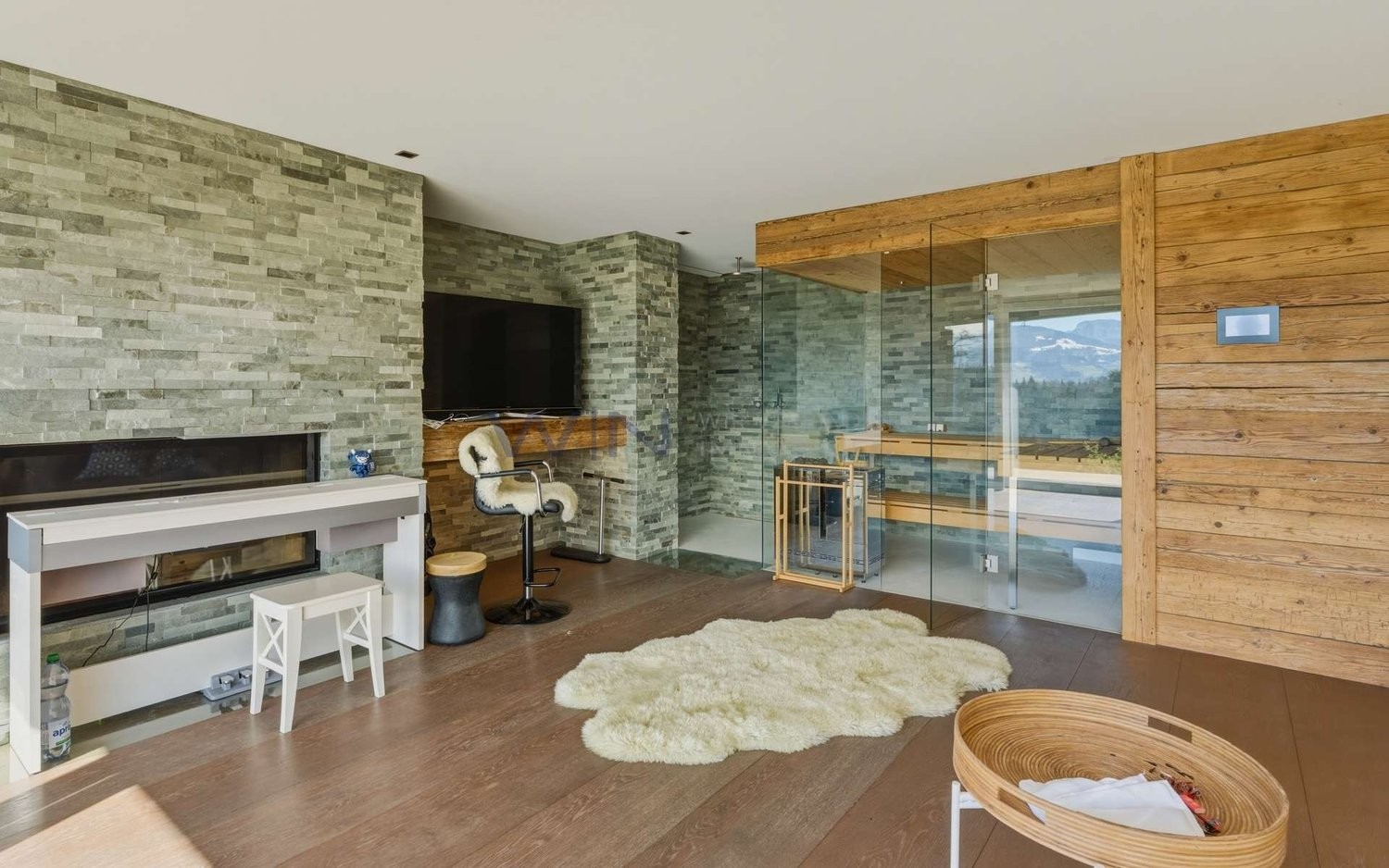 Rifugio familiare ai margini del bosco con piscina infinity

- Vicolo tranquillo ai margini del bosco, sud, vista inamovibile sulle Alpi
- Parquet in vero legno, 3 camini, ampio soggiorno con accesso alla terrazza
- Sauna, stanza wellness, smart home, impianto di allarme, caduta biancheria, pannelli