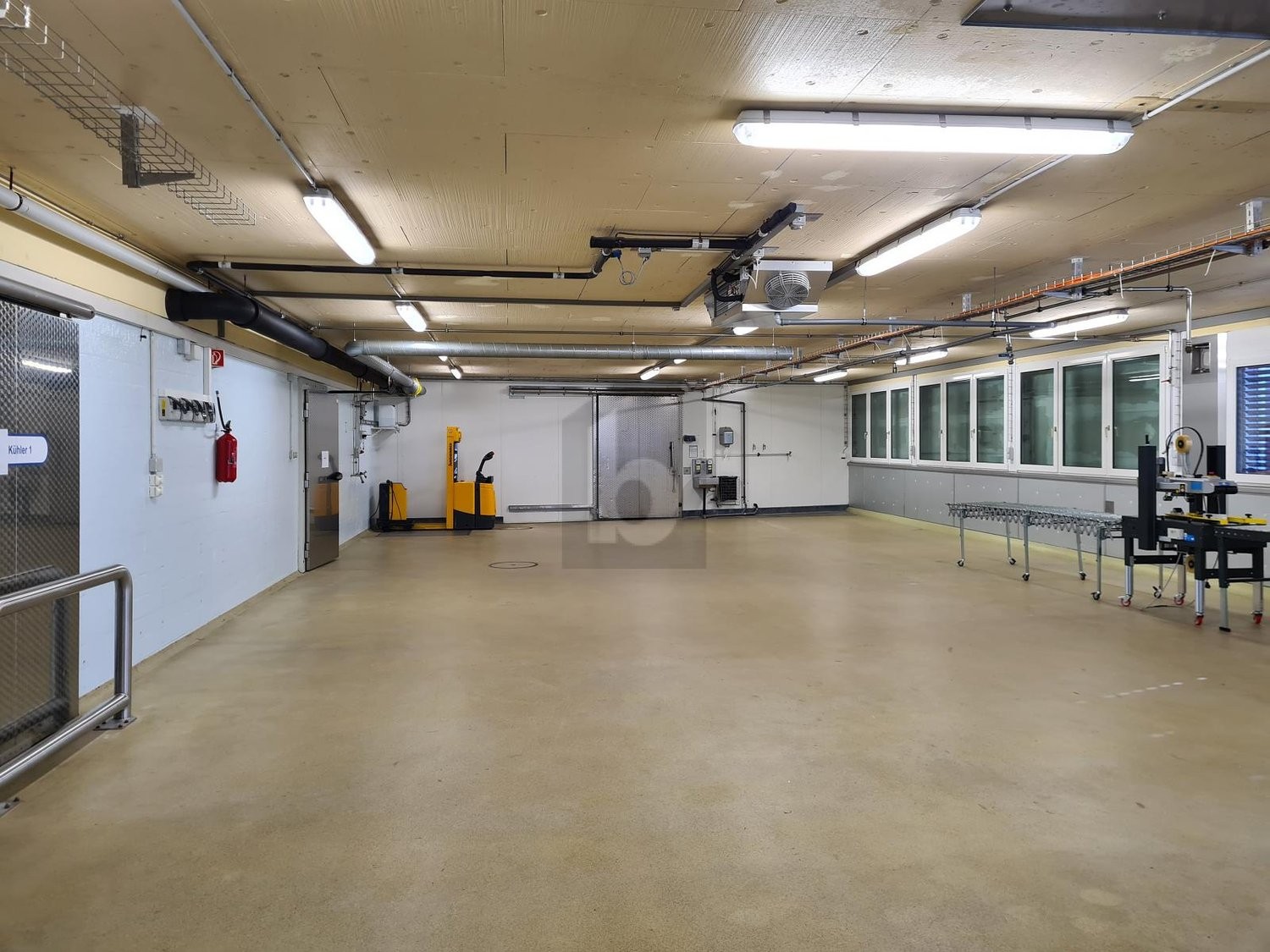 100m² storage room