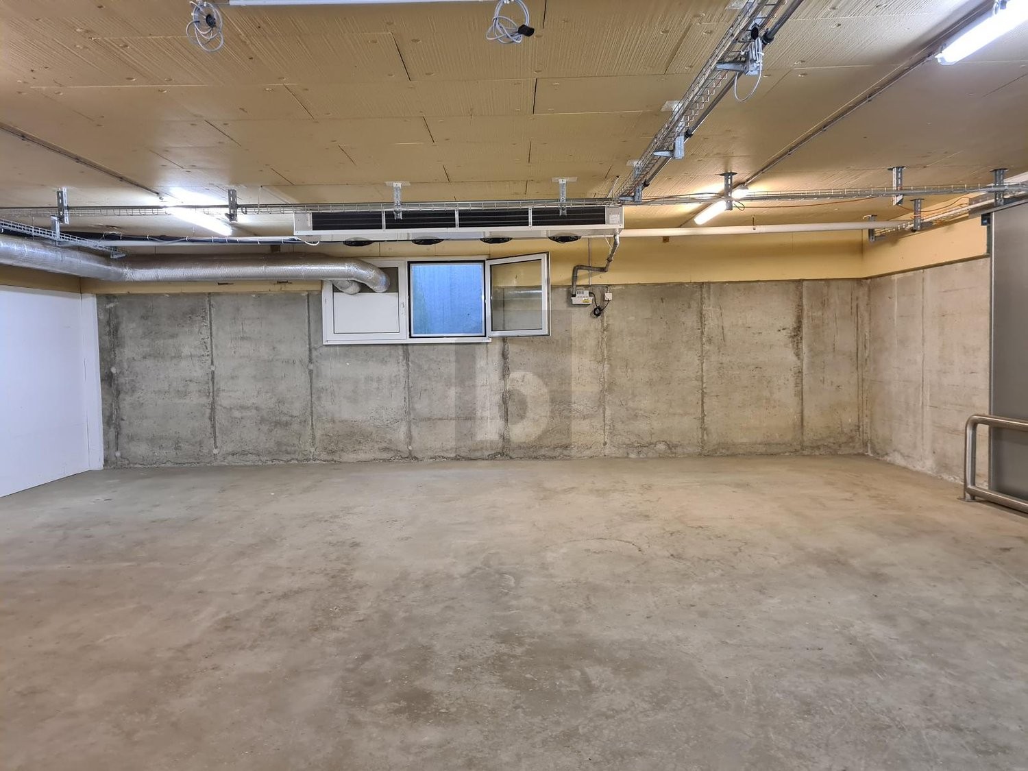 100m² storage room