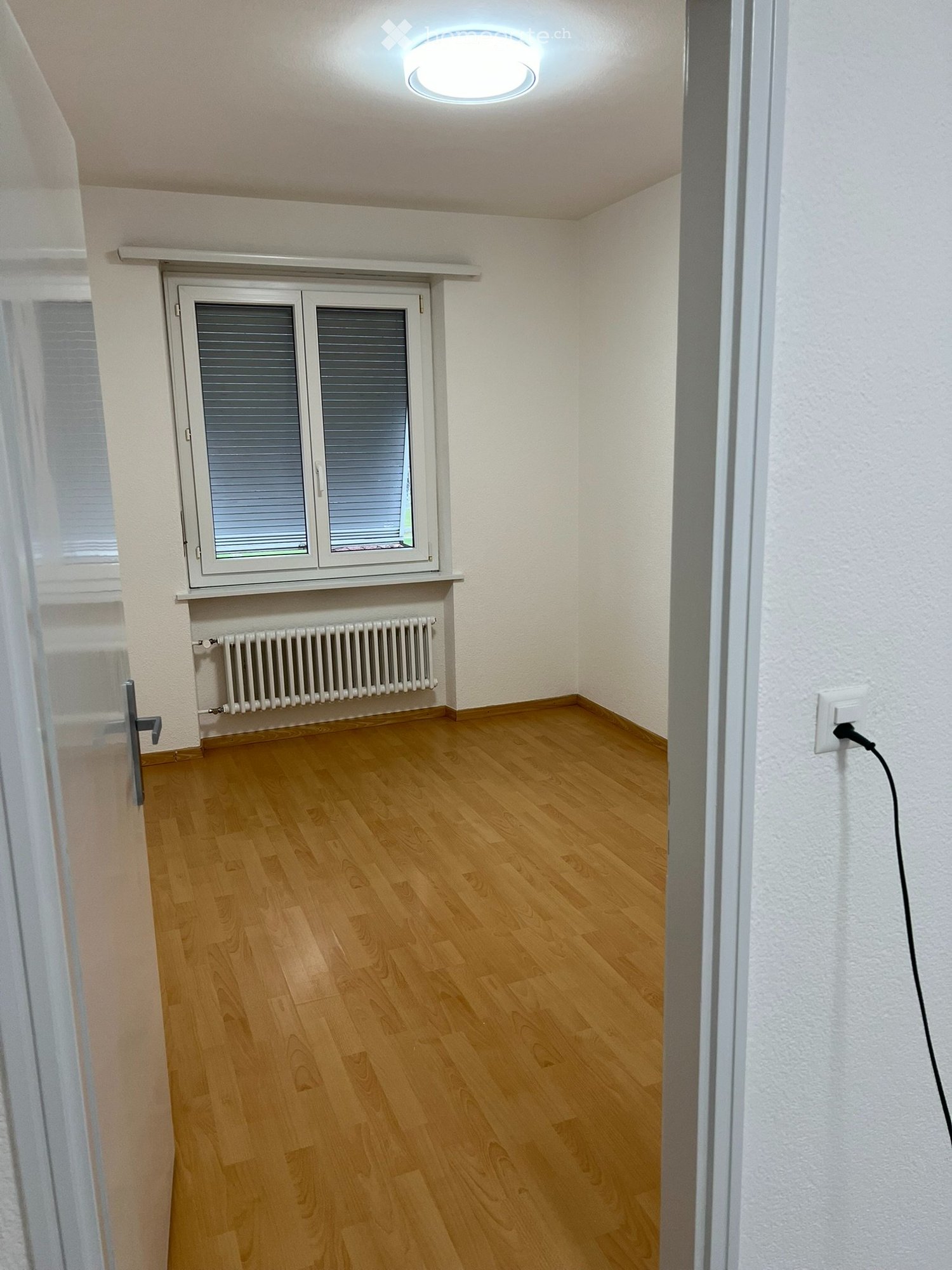 3 ½ Zimmer-Wohnung

3.5-Zimmer-Wohnung von ca. 80 m2, obere Etage, mit schöner offener Aussicht und totaler Privatsphäre.
Zwei Schlafzimmer, zwei Badezimmer, Wohnzimmer, Küche, Terrasse
Ab sofort verfügbar
Parkplatz in der Tiefgarage PLUS AUSSENPARKPLATZ FÜR FR 100 OHNE IRGENDEINE ABRECHNUNG AM ENDE