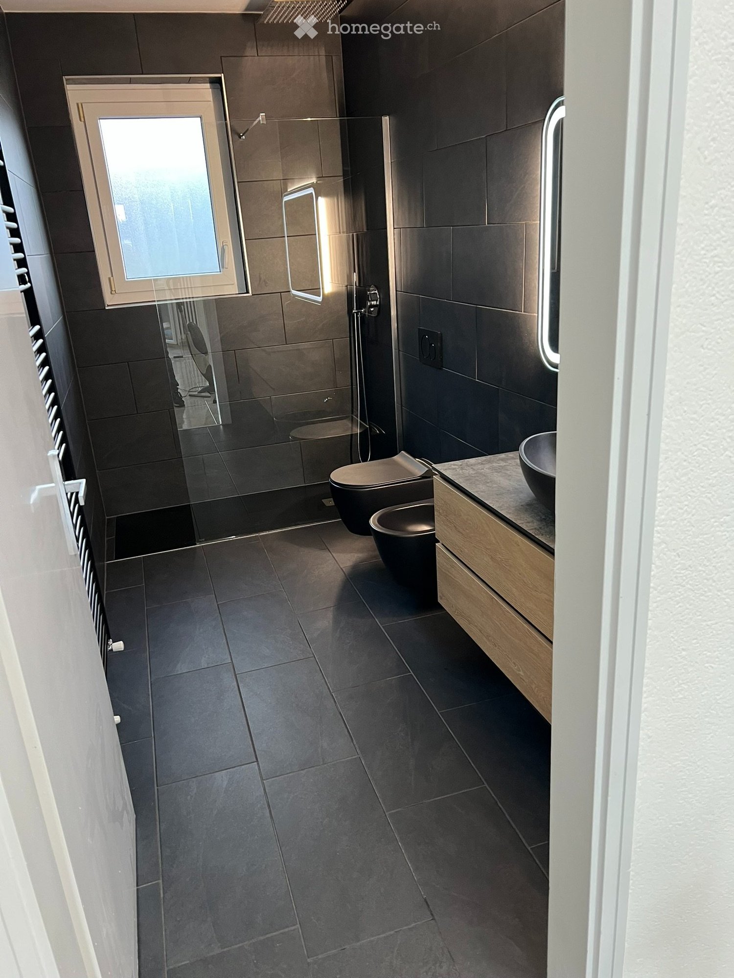 3 ½ Zimmer-Wohnung

3.5-Zimmer-Wohnung von ca. 80 m2, obere Etage, mit schöner offener Aussicht und totaler Privatsphäre.
Zwei Schlafzimmer, zwei Badezimmer, Wohnzimmer, Küche, Terrasse
Ab sofort verfügbar
Parkplatz in der Tiefgarage PLUS AUSSENPARKPLATZ FÜR FR 100 OHNE IRGENDEINE ABRECHNUNG AM ENDE