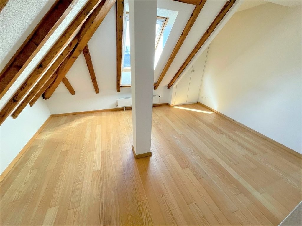 Appartamento di 4 locali","description":"La Rue du Mont de Sion 3 è idealmente situata a due passi dal quartiere di Champel, vicino ai negozi e ai trasporti.   
  
L'appartamento che vi proponiamo si trova al 6° e ultimo piano di un bel edificio con ingresso sicuro e ascensore.   
  
Si compone come, foto 9 di 10