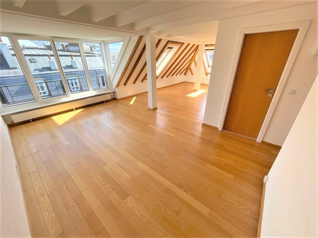Appartamento di 4 locali","description":"La Rue du Mont de Sion 3 è idealmente situata a due passi dal quartiere di Champel, vicino ai negozi e ai trasporti.   
  
L'appartamento che vi proponiamo si trova al 6° e ultimo piano di un bel edificio con ingresso sicuro e ascensore.   
  
Si compone come, foto 6 di 10