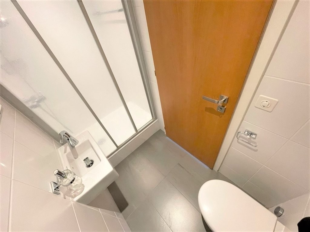 Appartamento di 4 locali","description":"La Rue du Mont de Sion 3 è idealmente situata a due passi dal quartiere di Champel, vicino ai negozi e ai trasporti.   
  
L'appartamento che vi proponiamo si trova al 6° e ultimo piano di un bel edificio con ingresso sicuro e ascensore.   
  
Si compone come, foto 8 di 10