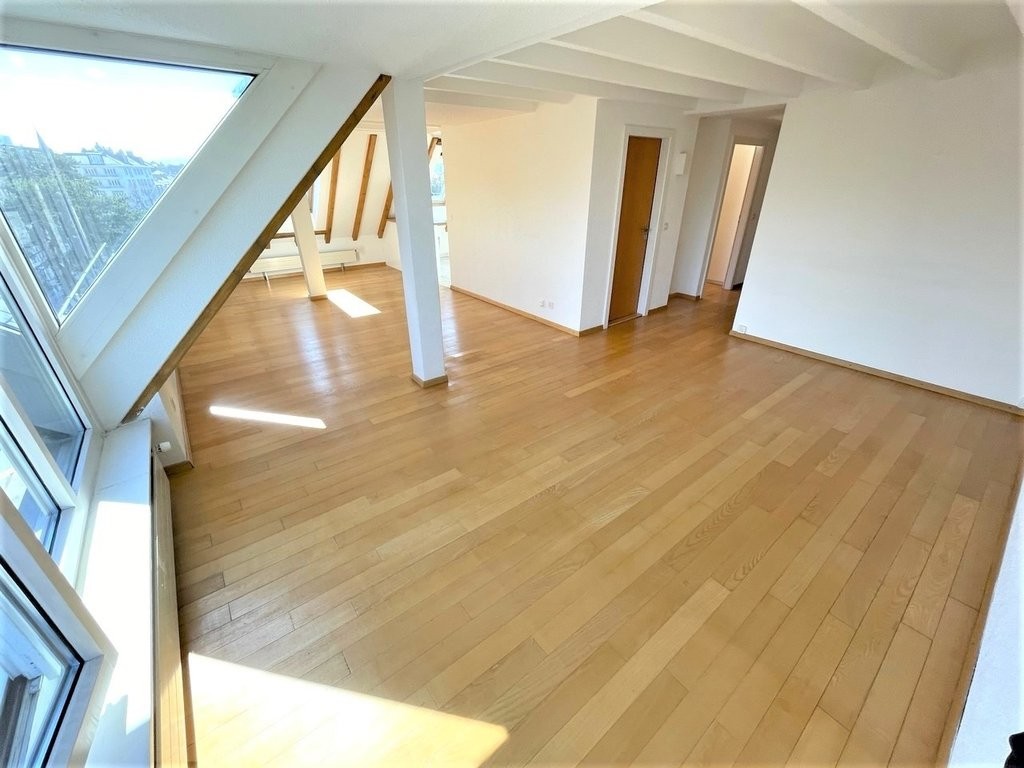 Appartamento di 4 locali","description":"La Rue du Mont de Sion 3 è idealmente situata a due passi dal quartiere di Champel, vicino ai negozi e ai trasporti.   
  
L'appartamento che vi proponiamo si trova al 6° e ultimo piano di un bel edificio con ingresso sicuro e ascensore.   
  
Si compone come, foto 5 di 10